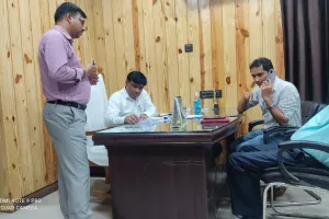 बरेली: आयुष्मान मित्र लगा रहे योजना को पलीता, डीएम नाराज