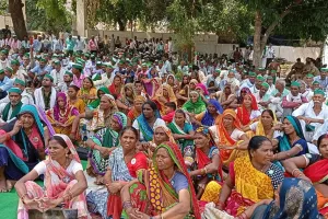 बरेली: सेठ दामोदर स्वरूप पार्क में गन्ना भुगतान, बिजली कटौती समेत अन्य मांगों पर किसानों का प्रदर्शन