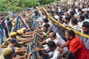 राहुल गांधी से ईडी की पूछताछ पर देशभर में कांग्रेस का संग्राम, चंडीगढ़ में वाटर कैनन का इस्तेमाल, हैदराबाद में तोड़फोड़ और आगजनी