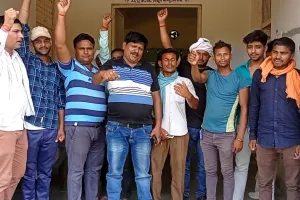 बहराइच: बकाया मानदेय को लेकर बिजली कर्मियों ने किया प्रदर्शन, कार्य बहिष्कार की दी चेतावनी