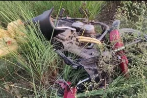 अयोध्या: रेल क्रासिंग पर टला बड़ा हादसा, ट्रैक में फंसी मोटरसाइकिल, ट्रेन आती देख भागा बाइक सवार