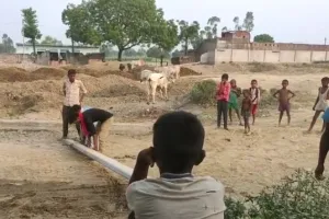 बहराइच: ट्रैक्टर की टक्कर से टूटा बिजली का पोल, बाधित हुई क्षेत्र की बिजली आपूर्ति