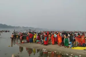 बलिया: श्रद्धालुओं ने गंगा में लगाई आस्था की डुबकी, परिवार की कुशलता की मांगी दुआ