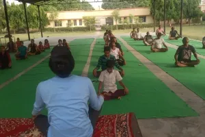 श्रावस्ती: डीएम के निर्देश पर योग शिविर का हुआ आयोजन, लोगों ने किया योगाभ्यास