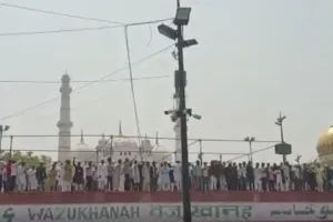 लखनऊ: पुलिस की मौजूदगी में हुआ उग्र प्रदर्शन, टीले वाली मस्जिद की छत पर नजर आए सैकड़ों नमाजी