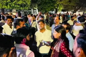 लखनऊ: सपा कार्यकर्ताओं ने जमकर किया हंगामा, पुलिस ने किया लाठीचार्ज, दौड़ा-दौड़ाकर पीटे गए कई नेता