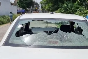 पीलीभीत: पाइप लाइन में ब्लास्ट, ईंट-पत्थर से दो कारें क्षतिग्रस्त