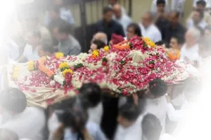  जानें क्यों मृत्यु के बाद शव को अकेला नहीं छोड़ते, गरुड़ पुराण में बताए गए हैं ये कारण