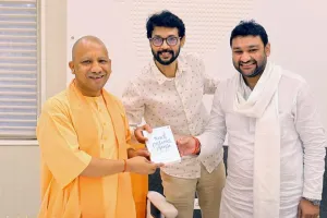 बरेली: डॉ बृजेश्वर सिंह ने सीएम योगी को भेंट की ”नेक्स्ट पेशेंट, प्लीज”