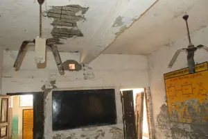 बरेली: जर्जर हो गया स्कूल, 215 बच्चे शिक्षा से वंचित