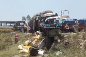 लखीमपुर-खीरी: ट्रक व अनुबंधित बस की टक्कर में चालक-परिचालक समेत पांच की मौत, 20 यात्री घायल