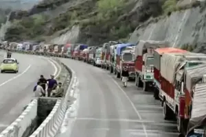 जम्मू: श्रीनगर राष्ट्रीय राजमार्ग पर यातायात बहाल, मुगल रोड भूस्खलन के कारण बंद