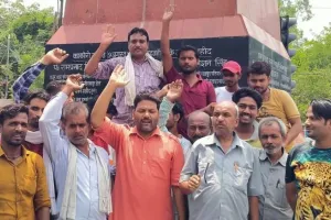 शाहजहांपुर: अवैध वसूली पर भड़के ई-रिक्शा संचालक, जताया विरोध