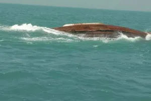 अरब सागर में हुई हेलीकॉप्टर की इमरजेंसी लैंडिंग, 5 को बचा लिया, 4 लोग लापता