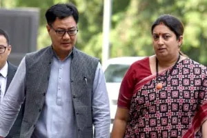 रायपुर दौरे पर स्मृति ईरानी और कानून मंत्री रिजिजू, कार्यकर्ताओं से की मुलाकात