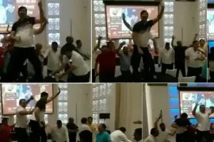 CM सीट पर शिंदे की मुहर! खुशी में बागी विधायक हुए बाग-बाग, टेबल पर चढ़कर लगाए ठुमके, देखें वीडियो