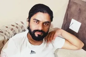 शाहजहांपुर: कार आनियंत्रित होकर खाई में गिरी, युवक की मौत