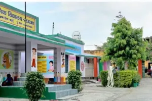 बदायूं: अपने खर्चे पर लगाए पौधे, हरा-भरा बना दिया विद्यालय