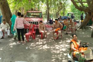 पीलीभीत: महिला आरक्षी कर रहीं आराम, श्रद्धालुओं में रोष