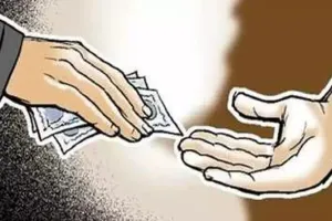 बरेली: रिश्वत लेते वार्ड ब्वाय का वीडियो वायरल, कर्मचारियों में मची खलबली, अफसर अंजान