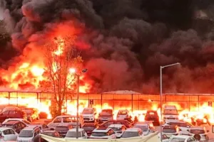 दिल्ली के जामिया नगर पार्किंग में लगी आग, कई वाहन जलकर राख