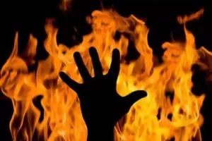 गुनाह की मिली सजा, दुष्कर्म के आरोपियों को जिंदा जलाया, एक की मौत, दूसरे की हालत गंभीर