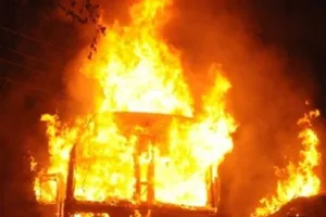 जम्मू-कश्मीर के बांदीपोरा में ट्रक में लगी आग, कंडक्टर की जलकर मौत, चालक गंभीर रूप से झुलसा