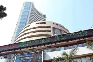 शेयर बाजार में भारी गिरावट के साथ कारोबार की हुई शुरुआत, सेंसेक्स 560.03 अंक गिरा