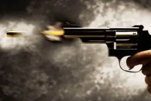 हत्यारोपियों ने पुलिस पर किया हमला, बदले में दागी गईं गोलियां, दो घायल