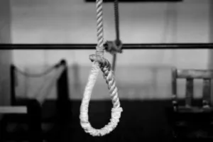 दिल दहलाने वाली घटनाः एक ही परिवार के 4 लोगों ने लगाई फांसी, तीन की मौत, एक गंभीर