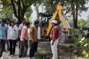 लखीमपुर-खीरी: धौरहरा में राजस्व टीम, पुलिस बल की मौजूदगी में गरजी जेसीबी