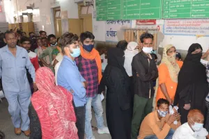 बरेली: मरीजों की लगी कतार, ओपीडी से डाक्टर गायब