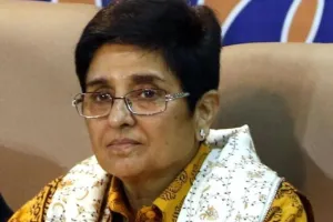 किरण बेदी के चुटकुले पर आप नेताओं ने जताया ऐतराज, मामला दर्ज करने की मांग