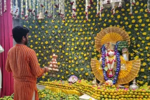 बरेली: बड़े मंगल पर बड़ा बाग हनुमान मंदिर में सजा फूल बंगला