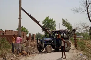 बरेली: पालपुर में लगे बिजली के खंभे, दूर होगा संकट