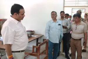 शाहजहांपुर: सूचना भवन के निर्माण में गड़बड़ियां देख डीएम का पारा हुआ हाई