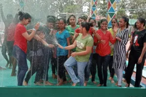 बरेली: छात्राओं ने वाटर पार्क में मस्ती करके गर्मी से पाई मुक्ति