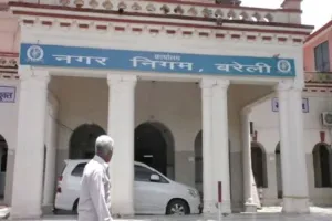 बरेली: अस्पताल के लिए दान की गई जमीन पर खुल गईं दुकानें, नगर आयुक्त से मिले परिजन