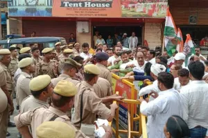 शाहजहांपुर: राहुल गांधी से पूछताछ पर कांग्रेसियों में उबाल, किया प्रदर्शन