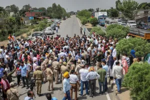 जम्मू-कश्मीर: टारगेट किलिंग से सरकारी कर्मचारियों में दहशत, ट्रांसफर की मांग को लेकर दूसरे दिन भी प्रदर्शन