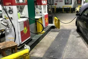 रुद्रपुर: सीएनजी भरते वक्त पाइप लीक, अफरातफरी