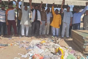 अमरोहा : सफाई नहीं होने पर ग्रामीणों ने प्रधान और ठेकेदार के खिलाफ किया प्रदर्शन, दी चेतावनी