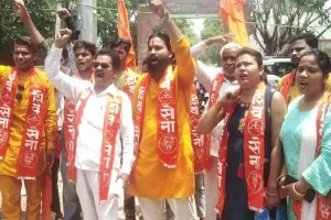 मुरादाबाद : स्कूलों की मनमानी को लेकर शिवसेना ने कलेक्ट्रेट पर किया प्रदर्शन, सौंपा ज्ञापन