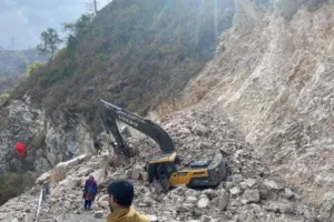 उत्तराखंड: मूसलाधार बारिश से खिसक रही चट्टानें, रुद्रप्रयाग में नेशनल हाईवे पर मलबा आने से मार्ग अवरुद्ध