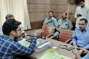 बरेली: ब्लॉक सभागार में कबाड़ देख भड़के सीडीओ, बीडीओ को लगाई फटकार