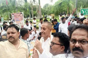 मुरादाबाद : राहुल व सोनिया को ED नोटिस के विरोध में दिल्ली पहुंचे कांग्रेसी, गिरफ्तार