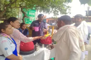 मुरादाबाद : शिविर लगाकर राहगीरों को पिलाया शीतल जल