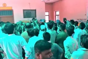 पीलीभीत: अधिवक्ताओं ने एक्सईएन और एसडीओ को घेरा, धूप में बैठाने की पकड़ी जिद