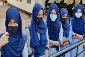 हिजाब विवाद: दो मुस्लिम छात्राओं ने कॉलेज से एनओसी, तो एक ने ली टीसी