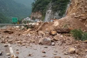 नैनीताल: बारिश से हुआ भूस्खलन, ठंडी सड़क पर आवाजाही बंद